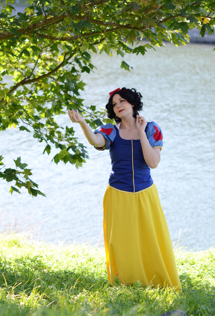 Sining to birds (Snow white cosplay)