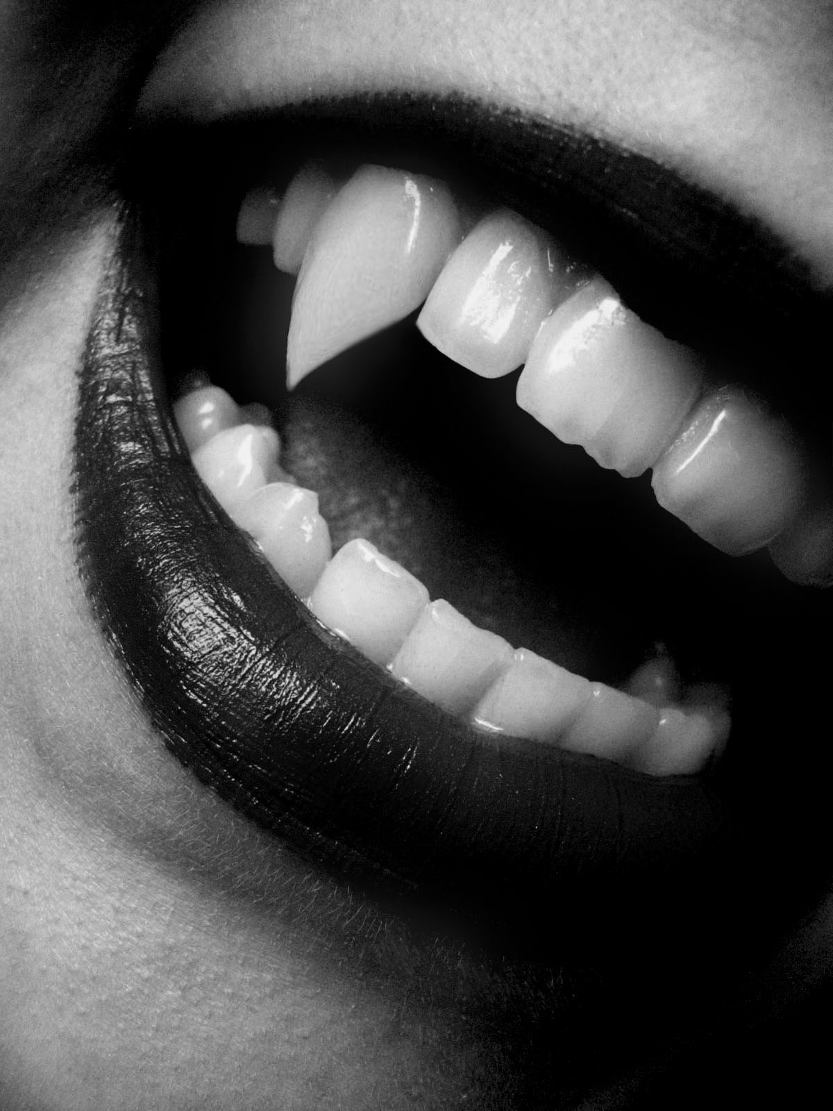 Вампиры в жизни существуют. Красивые зубы.