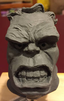 Hulk sculpture (1-straight.front)