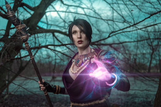 Morrigan Cosplay from Dragon Age with Magic Effect