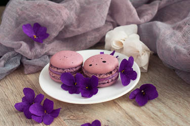 Macarons with violet flowers