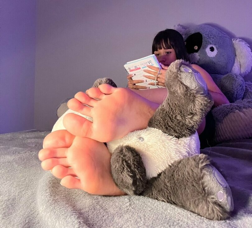 Feet While Reading By Yyakuzza On DeviantArt feet-while-reading-by-yyakuzza-on-deviantart