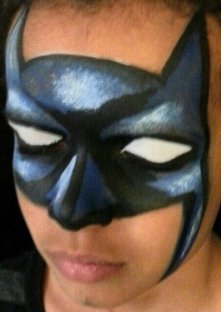Грим бэтмена. Грим Бэтмен. Аквагрим Бэтмена на лице. Бэтмен грим на лице. Макияж супергероев.
