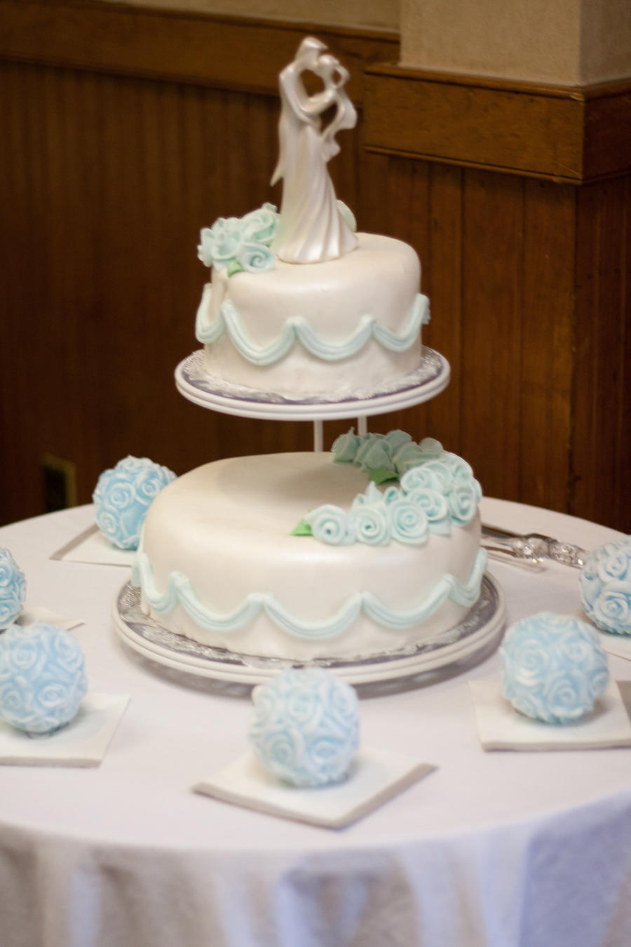 2-Tier Floating Wedding Cake