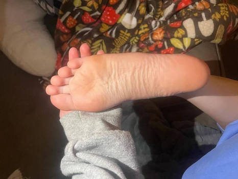 Soles are so SEXY, she has to show them off!