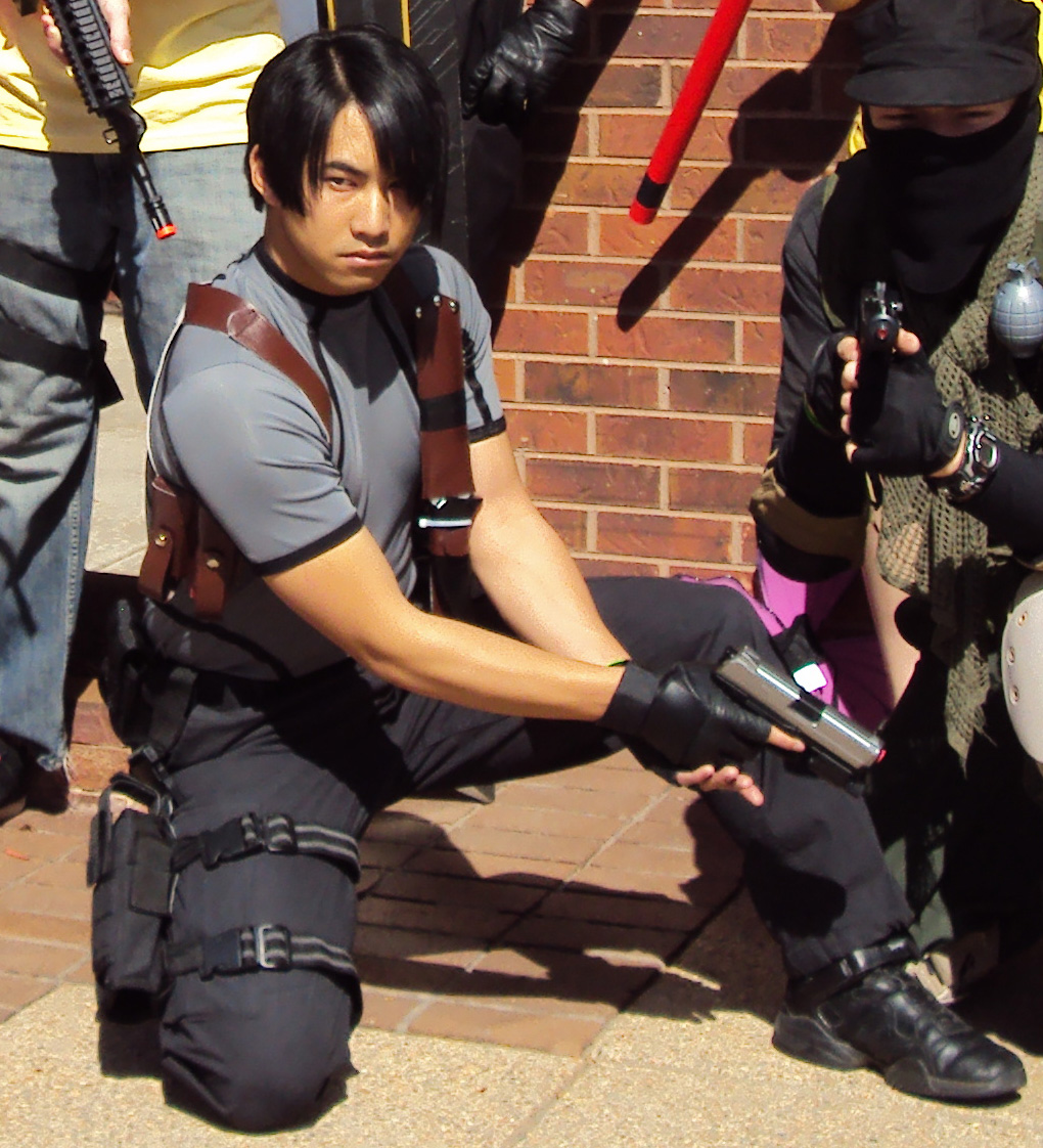 Resident Evil 4 Leon S. Kennedy cosplay