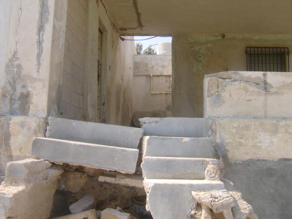 Crumbling Stairs by sammilovesdren on DeviantArt