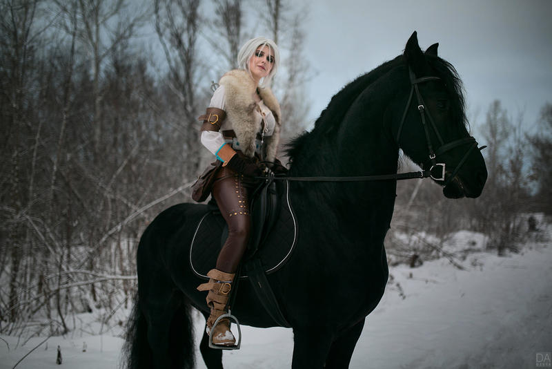 Негритянку конем. Ведьмак косплей плотва. Фотосессия с лошадьми. Девушка верхом на лошади. Фотосессия с лошадью зимой.