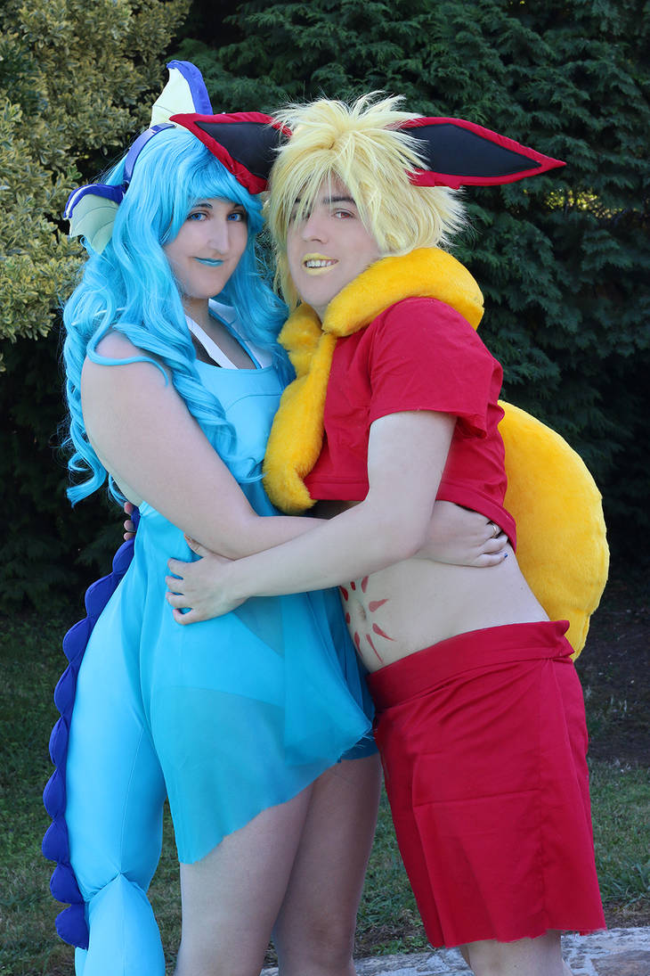 Pokemon Gijinka Cosplay - Vaporeon and Flareon 02