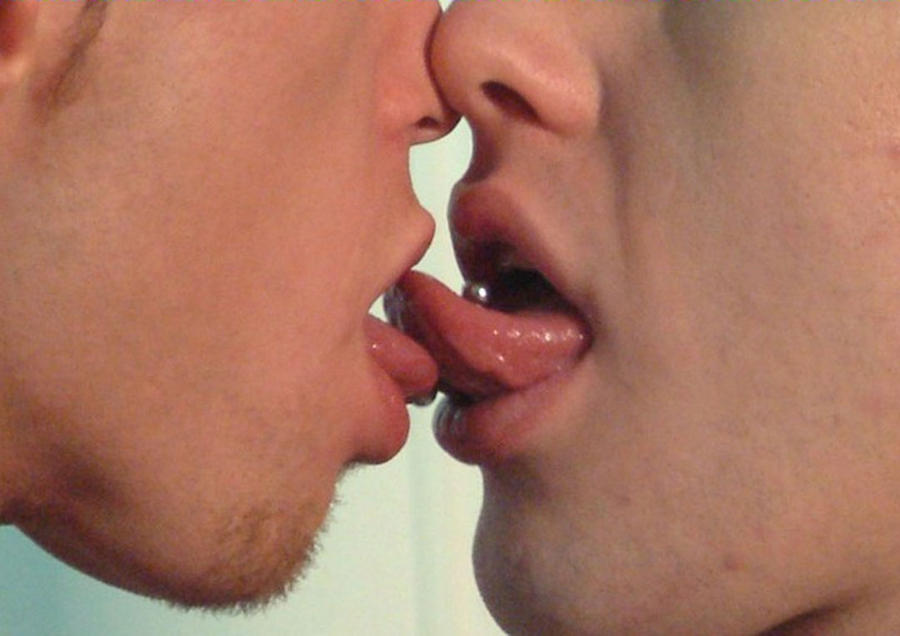 Мужчина лижет языком. Поцелуй с языком. Французский поцелуй с языком. Поцелуй взасос с языком. Поцелуй парней с языком.