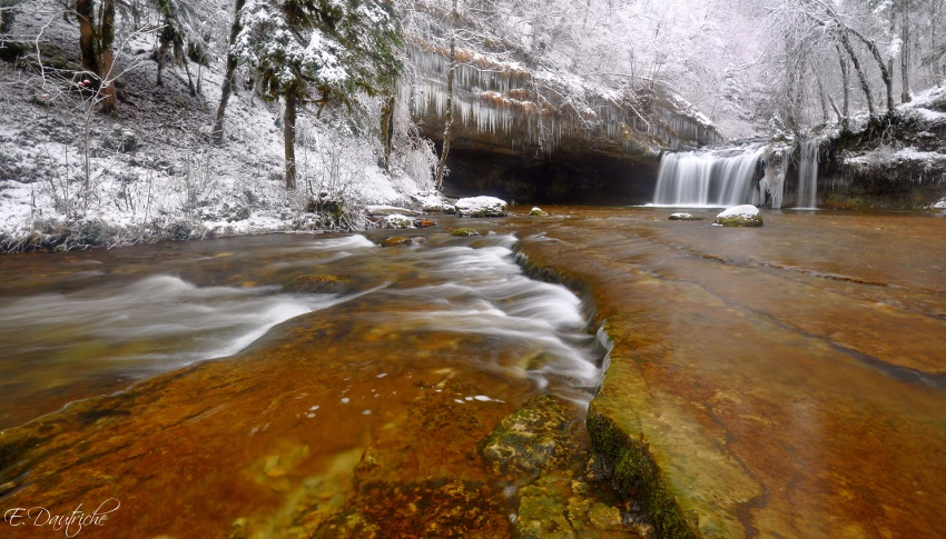 White over the Gour bleu