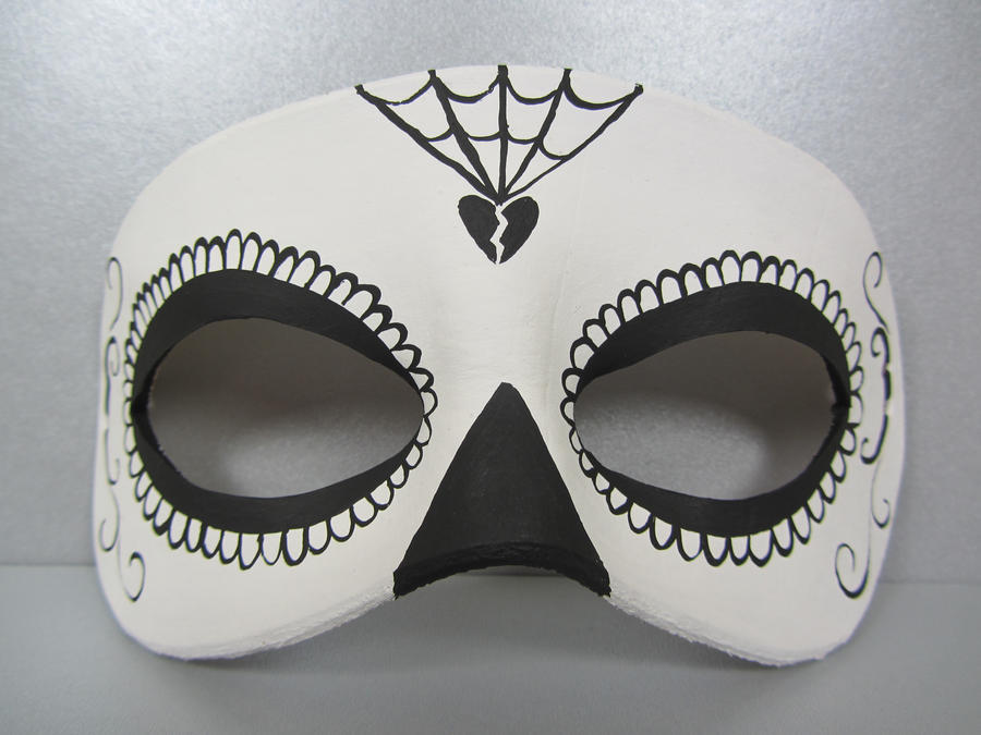 Черно белый цвет маска. Маска белая череп своими руками. Black and White Mask.