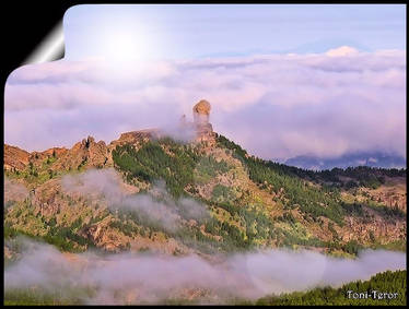 El Roque Nublo entre las nubes