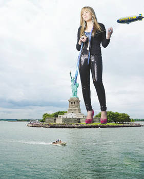 Jennette McCurdy Stands With Lady Liberty