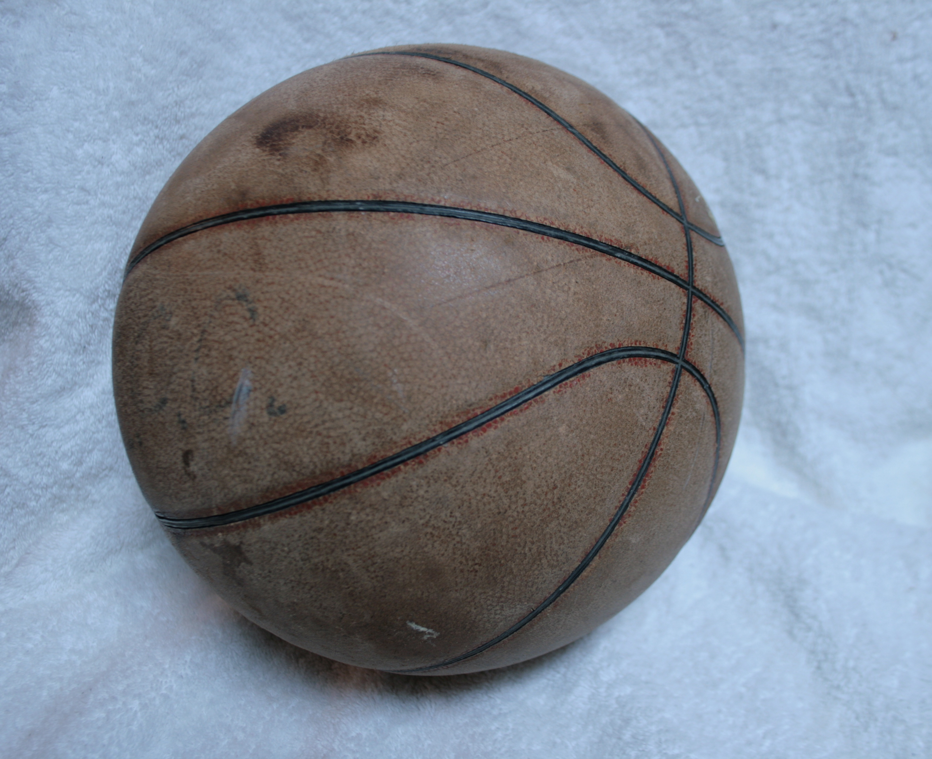 Первый мяч в футболе. Мяч баскетбольный Cliff Storm. Баскетбольный мяч 1891 года. Первый баскетбольный мяч. Самый первый баскетбольный мяч.