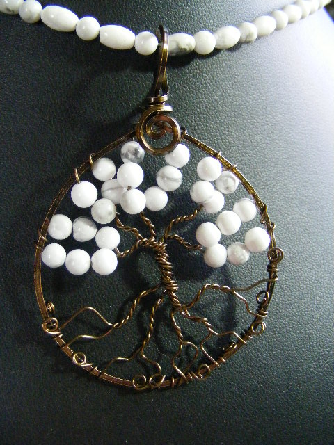 Howlite round leaves in bronze circle and bark