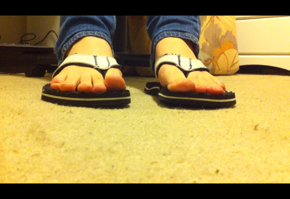 flip flop with toe loop