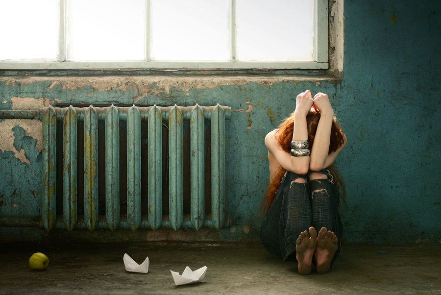Заплаканий. Фотосессия в заброшенном здании. Сидит у стены. Девушка прикованная к батарее.