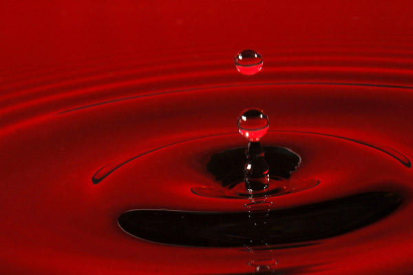 В воду красный из воды черный. Красные капли. Красная вода. Капли на Красном фоне. Красные капли воды.