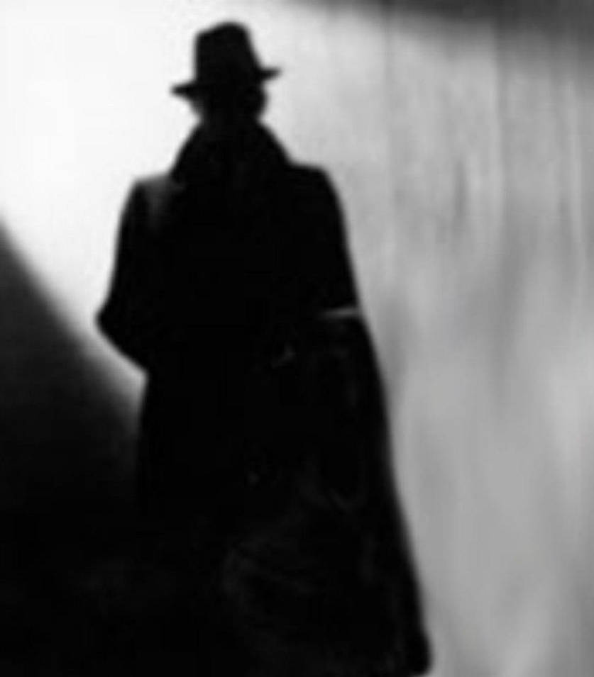 человек в плаще и шляпе. мужчина в плаще и шляпе. кожаный плащ и шляпа. человек в плаще и шляпе. человек в плаще и шляпе.