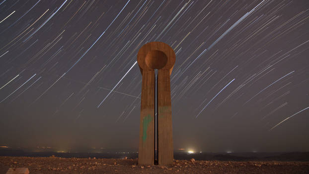 4 Hours Time lapse - Startrails and the structure 