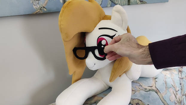 Ponies with glasses are the new ponies with socks!