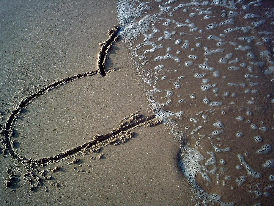 Глубокий след в душе. Следы на песке волна. Надпись на песке смыта. Сердечко на песке. Следы на песке смывает волна.