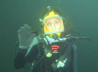Hailuo Video female scuba diver panics as a 400836