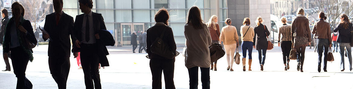 Люди которые ходят в белом. Мужчина идет. Толпа на улице города. Девушка идет по пляжу. Люди которые ходят в белом.