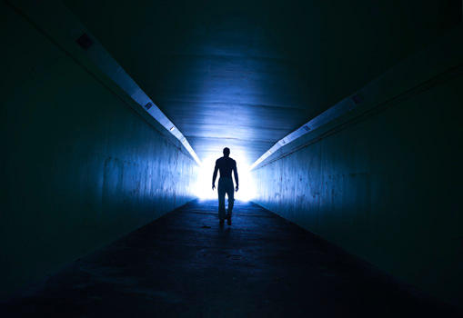В конце туннеля виден свет. Свет в тоннеле. Человек свет. Свет в конце тоннеля.