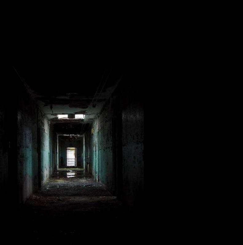 Какое самое темное место. Страшный коридор. Коридор в темноте. Темный коридор. Темный коридор фон.