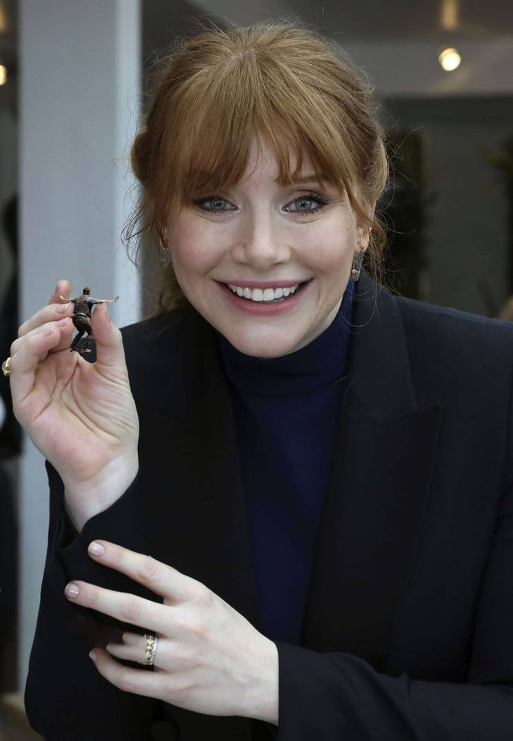 Unaware Giantess Claire Dearing in Jurassic World by LittleExperience on  DeviantArt