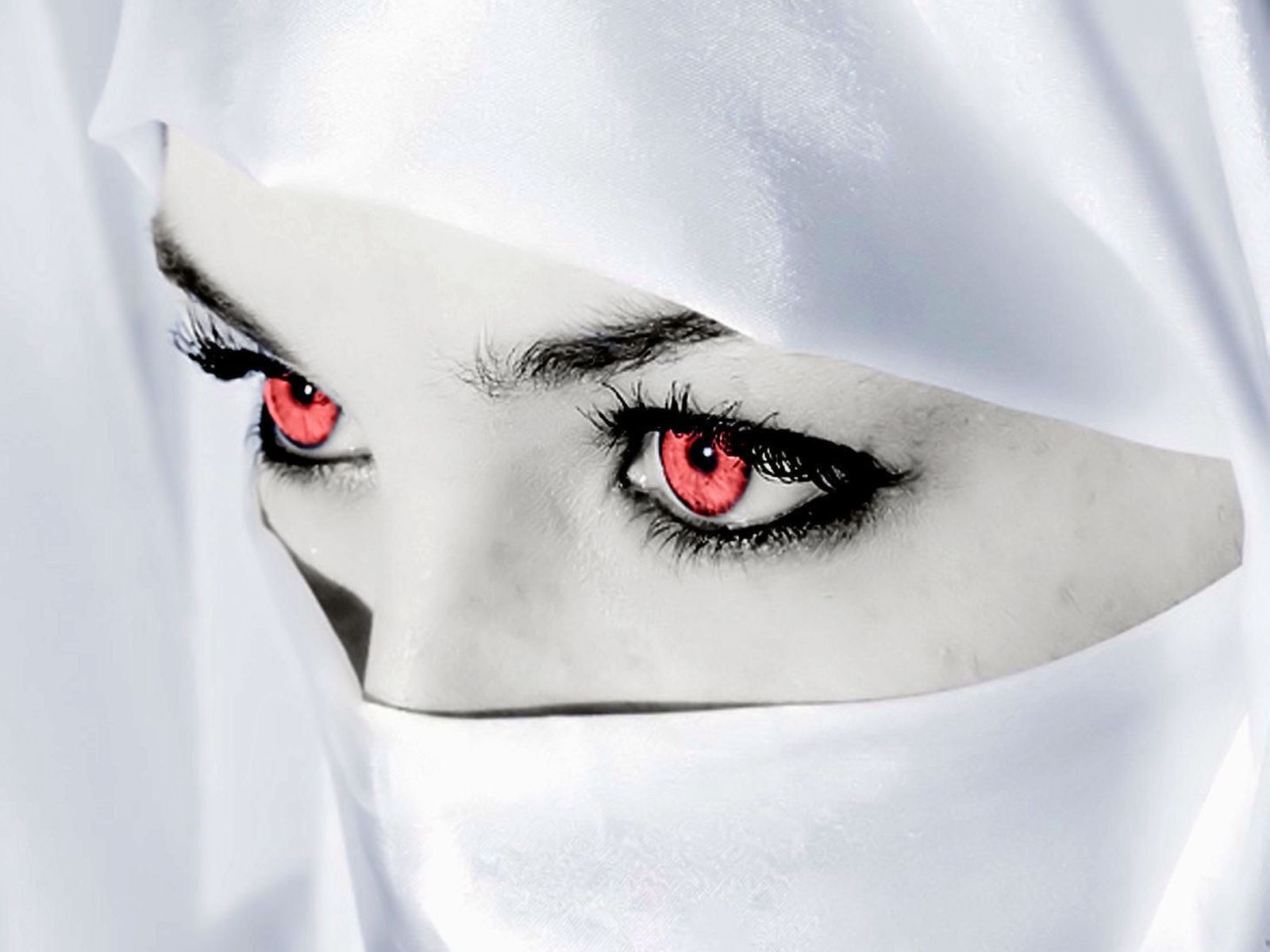 Теплопони. Девушка в платке глаза. Красивая девушка белый платок. Девушка в белом платке. Мусульманка в белом платке.