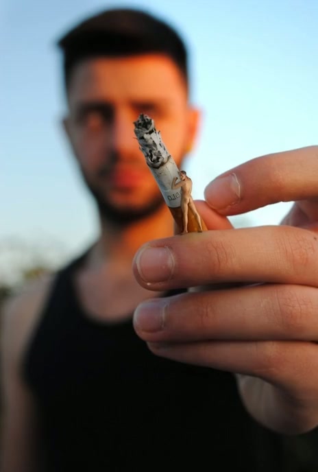 Try to hang on while the jock smokes, de Macrodudes