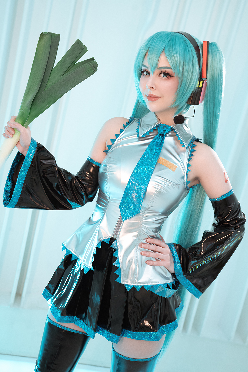 Hatsune Miku cosplay by Disharmonica on DeviantArt