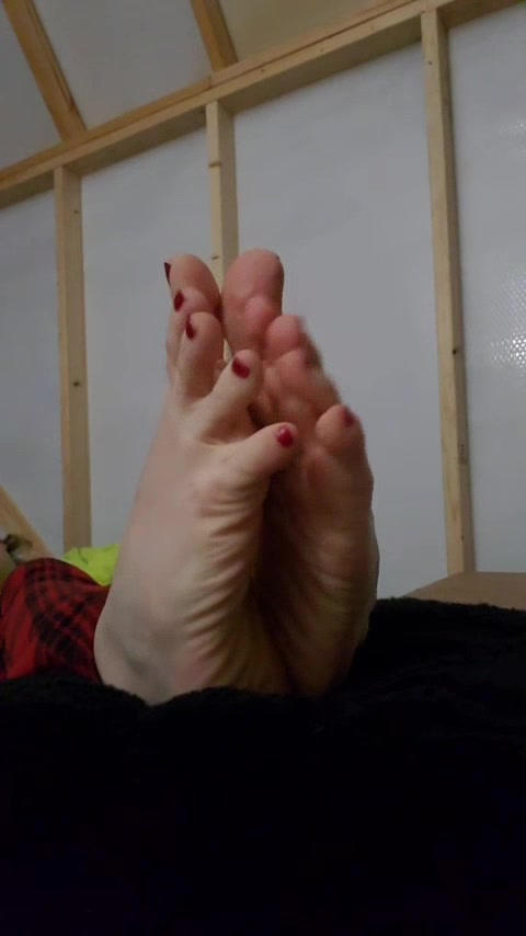 MILF Feet by BillowyTerra on DeviantArt