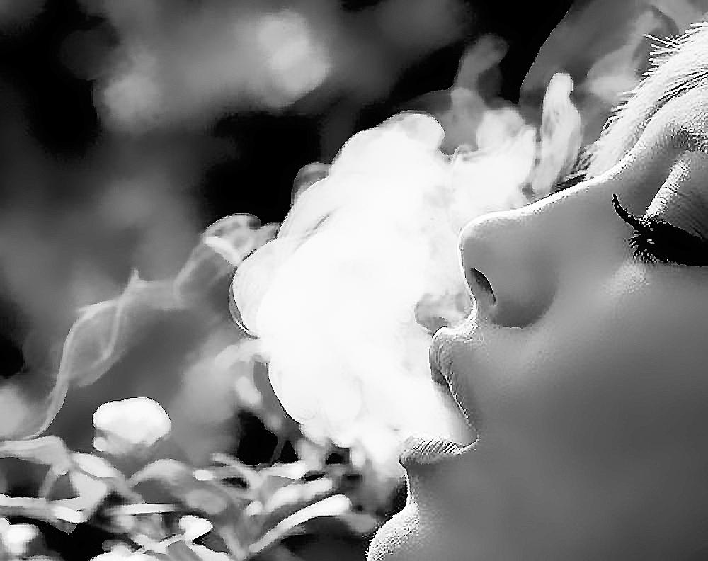 Там нет меня где дым. Дым изо рта. Выпускает дым. Девушка выпускает дым. Девушка с дымом изо рта.