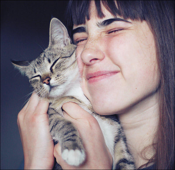 screw up one's eyes by govorit-vsluh