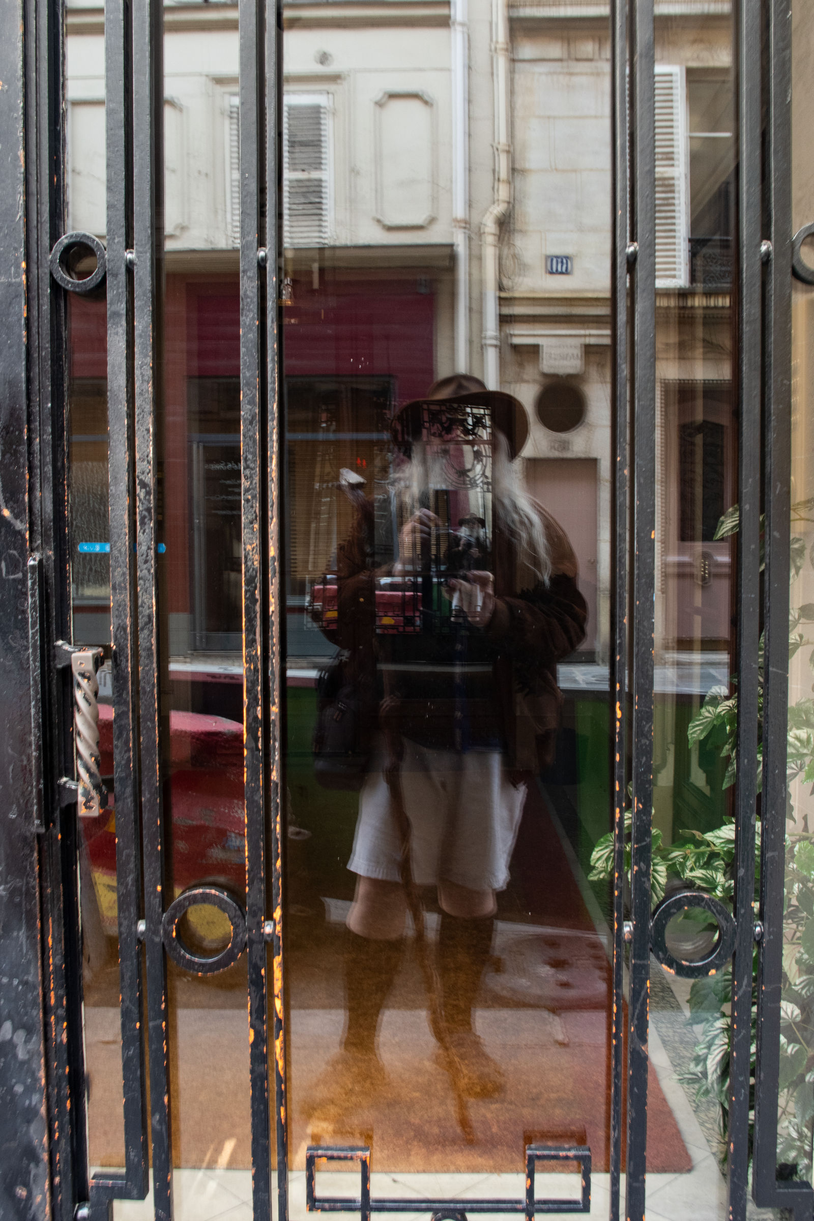 Paris Wizard Looks at Apartment by skiesofchaos