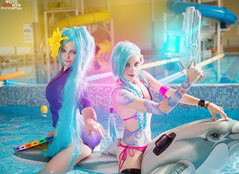 Pool Party Jinx and Sona cosplay by YtkaMatilda