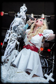 In this moment frontman Maria Brinks wears Chrisst by auxcentral