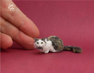 Miniature Cat w/ mouse sculpture by Pajutee