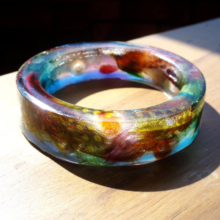 Feathered resin bangle