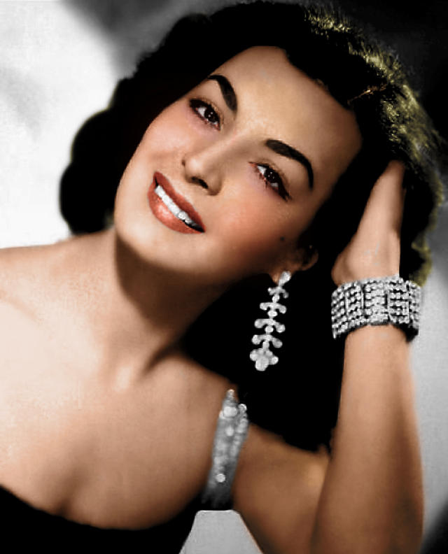 Elsa Aguirre a Color by zabuzFlores on DeviantArt