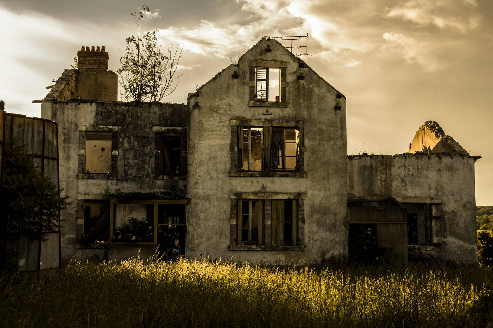 Burned farm by Str4wb