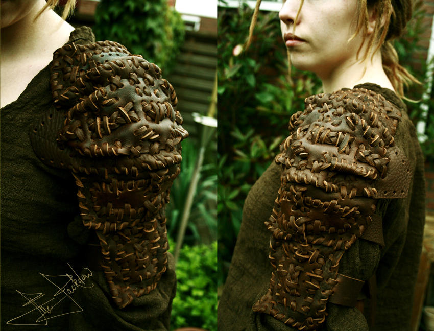 Shoulder guard by Lynfir