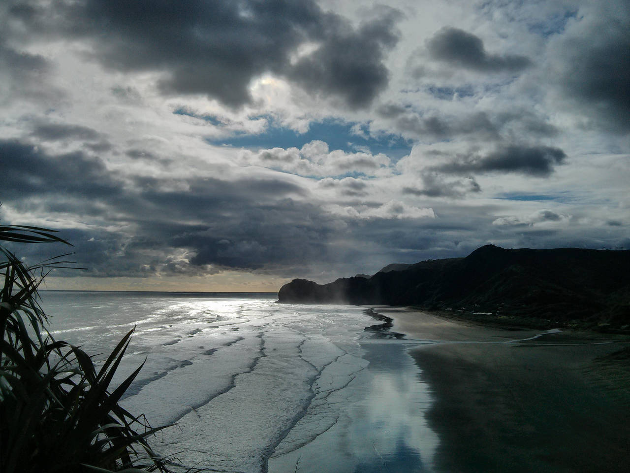 Piha Beach by rith-sv