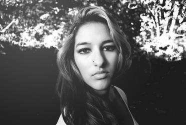 stare by zombiemeena