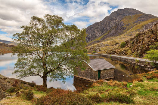 Ogwen Lake House by somadjinn