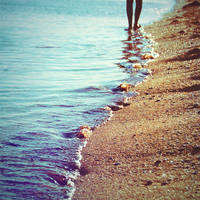 footprints in the sand by elalma